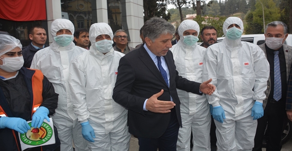 YAVUZ BÜTÜN BİRİMLERİ SEFERBER EDİP KIRIKHAN’DA KÖŞE BUCAK HERYERDE DEZENFEKTE VE İLAÇLAMA YAPTIRMAYA DEVAM EDİYOR.