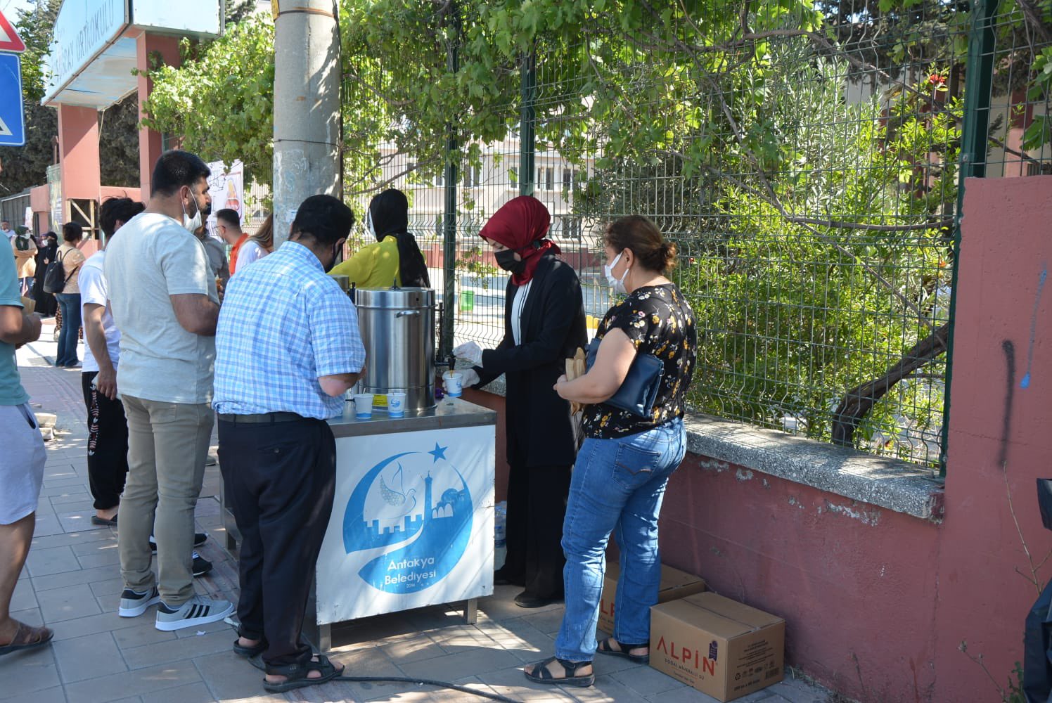 ANTAKYA BELEDİYESİ EKİPLERİNDEN SINAV ÖNCESİ ÇAY, SİMİT İKRAMI