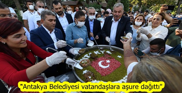 “Antakya Belediyesi vatandaşlara aşure dağıttı”