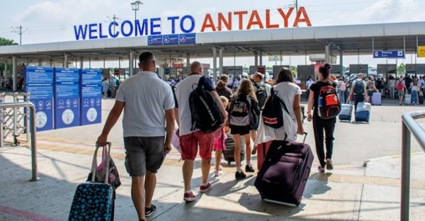 Antalya’ya günde 81 bin giriş oluyor, turist sayısı 4 milyonu aştı: