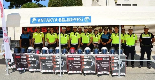 Hatay’da Motosiklet ve Elektrikli Bisiklet Sürücülerine Kask Dağıtıldı.