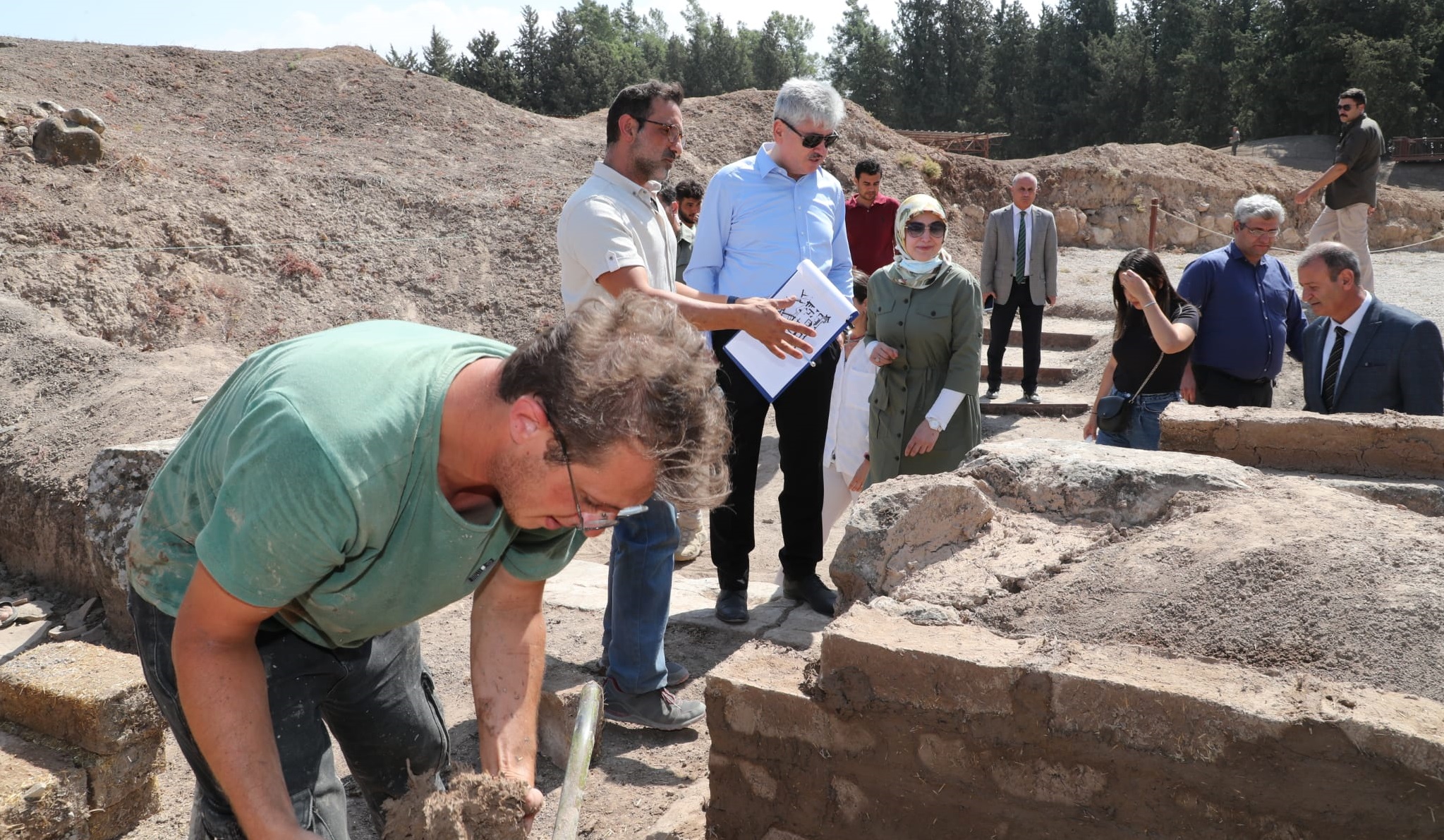 Vali Doğan, Tel Aççana Höyüğündeki Çalışmaları İnceledi