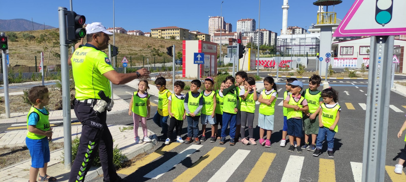 MİNİKLER, TRAFİK EĞİTİM PARKI’NDA KURALLARI ÖĞRENDİ