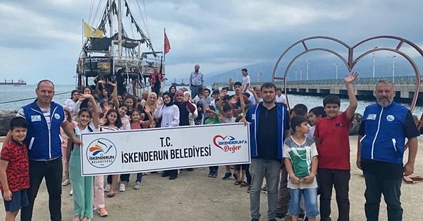 İskenderun Belediyesi’nden gençlere tekne turu