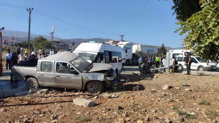 Hatay’da 2 araç birbirine girdi: 3 yaralı