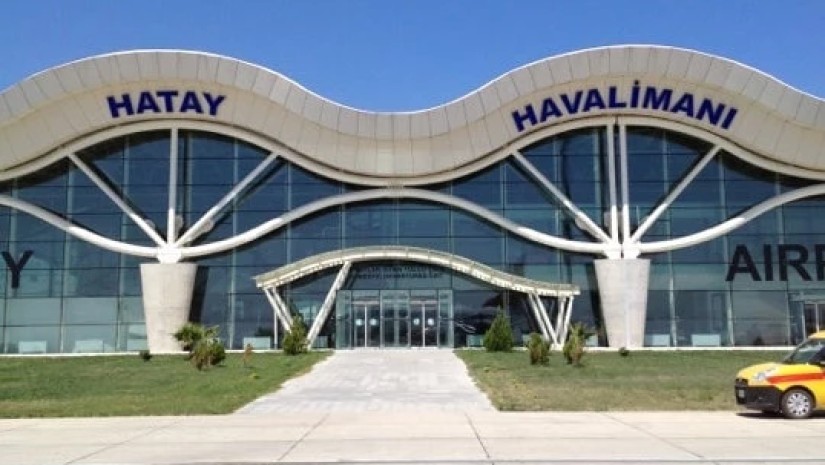 HATAYLILARDAN FAHİŞ UÇAK BİLETİ TEPKİSİ Hataylı vatandaşlar, uzun süren tadilatın ardından açılan Hatay Havalimanı’nda fahiş