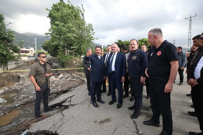 Payas’ta etkili olan şiddetli yağışların ardından meydana gelen sel ve