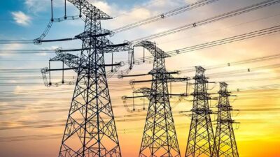 Hatay’da günlerdir devam eden elektrik kesintileri kış şartlarında yaşamı zorlaştırırken,