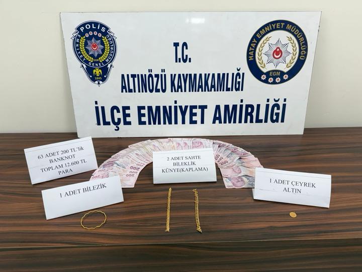 Hatay’ın Altınözü ilçesine bağlı Yenişehir Mahallesi’nde iki farklı kuyumcuya sahte