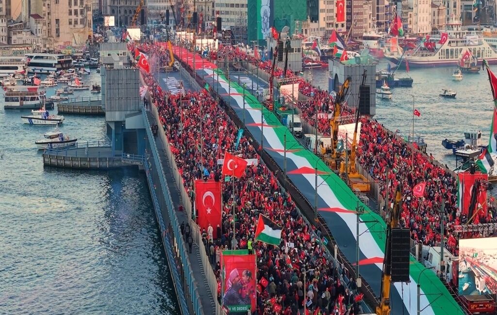 TÜGVA öncülüğünde “Sinmiyoruz, susmuyoruz Filistin’i unutmuyoruz” sloganıyla Galata Köprüsü’nde yapılan