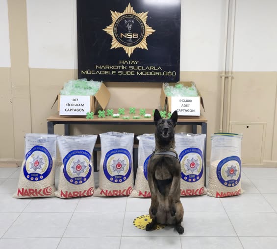 Hatay’da polis ekiplerinin düzenlediği operasyonda kolilere gizlenmiş yüklü miktarda Captagon