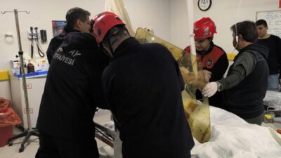 Hatay’ın Dörtyol ilçesinde itfaiye ekipleri göğüs boşluğuna demir saplanan bir