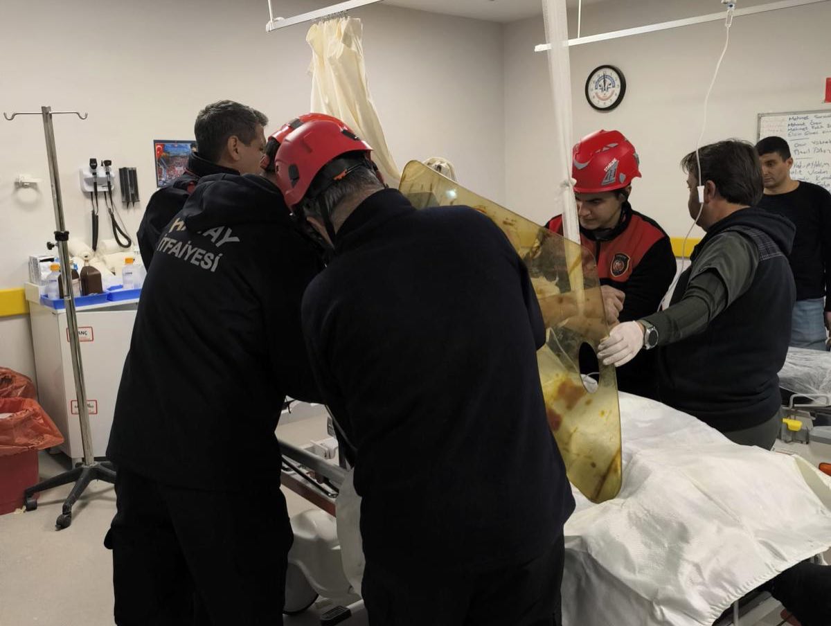 VATANDAŞIN GÖĞSÜNE SAPLANAN DEMİR ÇIKARTILDI Hatay’ın Dörtyol ilçesinde itfaiye ekipleri göğüs boşluğuna demir saplanan bir