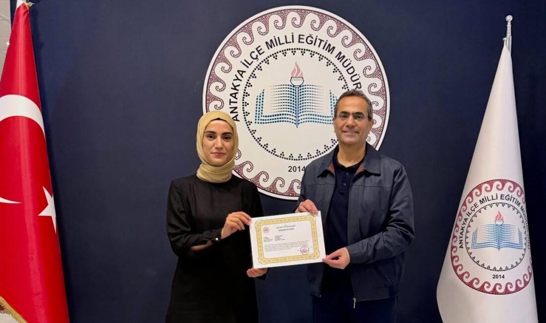Hatay’ın Antakya ilçesinde boğazına yiyecek kaçan öğrencisini Heimlich manevrasıyla boğulmaktan