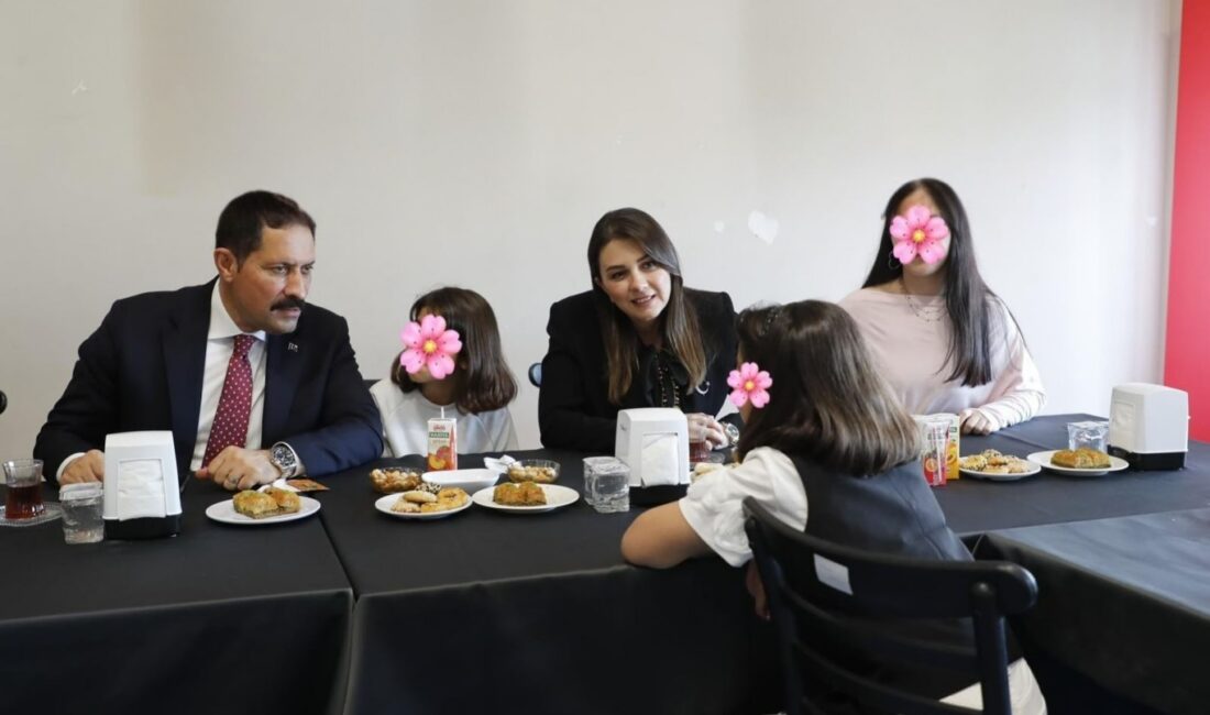 Hatay Valisi Mustafa Masatlı, eşleri Esra Masatlı Hanımefendi ile birlikte