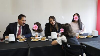 Hatay Valisi Mustafa Masatlı, eşleri Esra Masatlı Hanımefendi ile birlikte