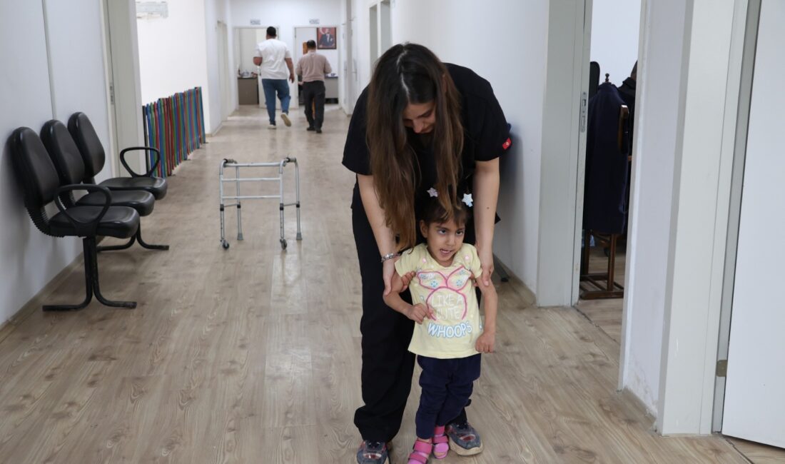 Hatay’ın Antakya ilçesinde 2 yaşındayken serebral palsi tanısı konulan 4