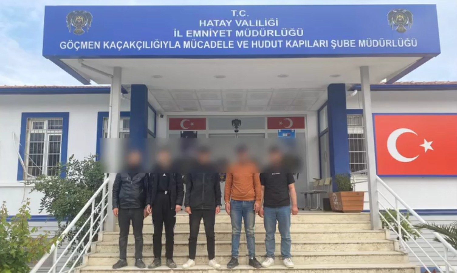 Hatay Emniyet Müdürlüğü ekipleri Göçmen Kaçakçılığıyla Mücadele kapsamında, Antakya-İskenderun yolu