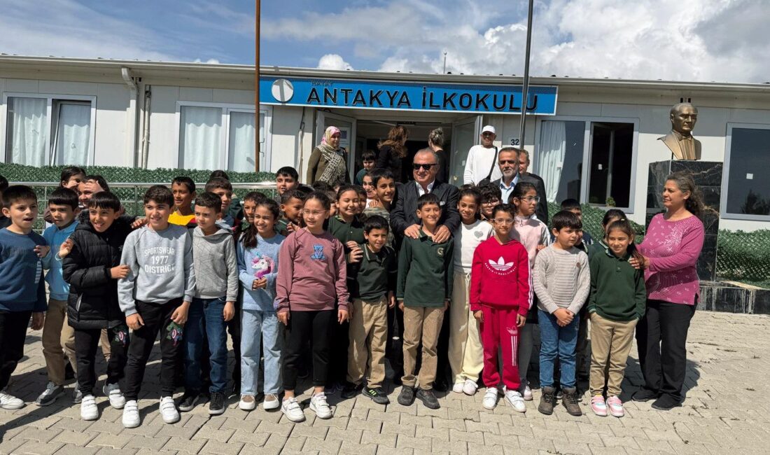 Türk futbolunun efsane ismi Fatih Terim Antakya’daki konteyner kentlerde yer