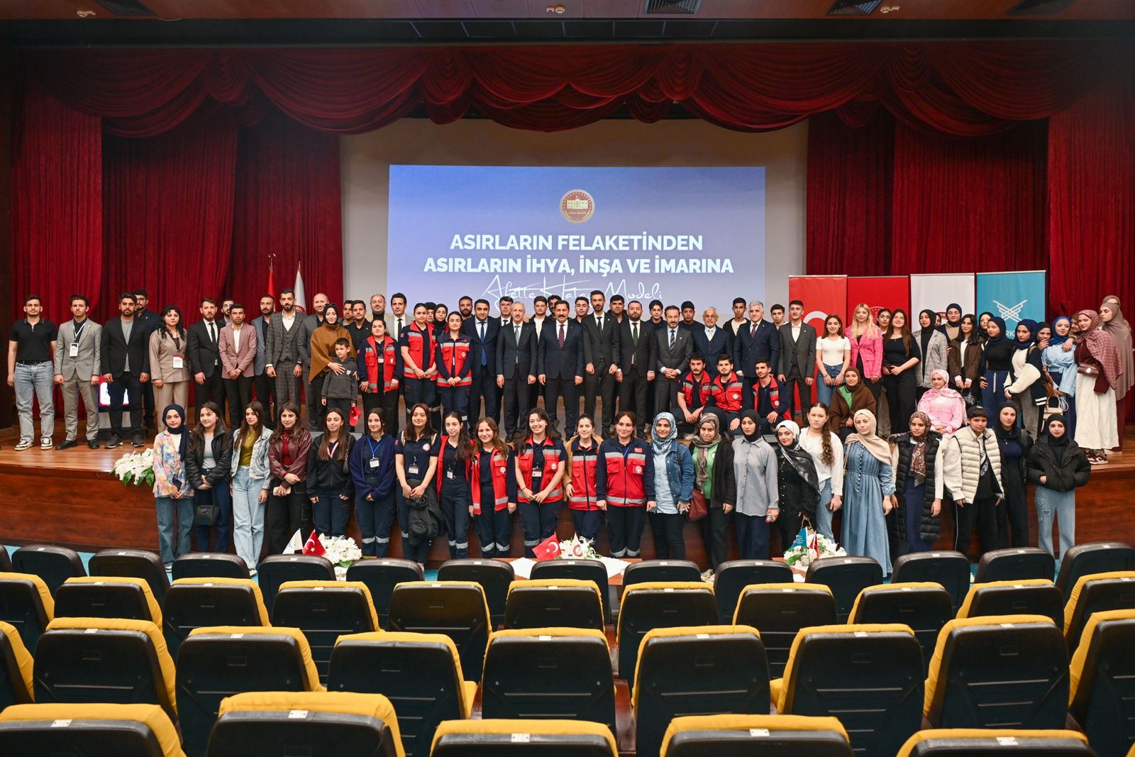 Hatay Valisi Mustafa Masatlı Hatay İhtisas Akademi kapsamında HMKÜ öğrencileriyle