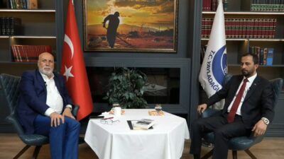 Yayladağı Belediye Başkanı Mehmet Yalçın, tarihçi Ali Rıza Tütüncüoğlu’na ilçede