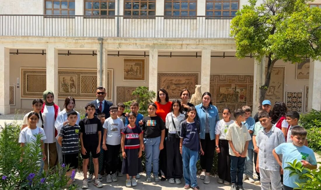 YÜREĞİMİZDEKİ IŞIK PROJESİ İLE ÇOCUKLAR KÜTÜPHANEYİ GEZDİ Hatay Valisi Mustafa Masatlı ve eşi Esra Masatlı’nı himayelerinde yürütülen