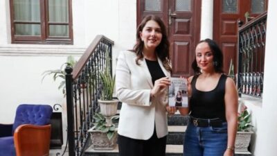 YAZAR İPEK ASLAN, KİTABINI ESRA MASATLI’YA TAKDİM ETTİ Hataylı yazar İpek Aslan, Çankaya Konakları’nda gerçekleşen anlamlı buluşmada kaleme