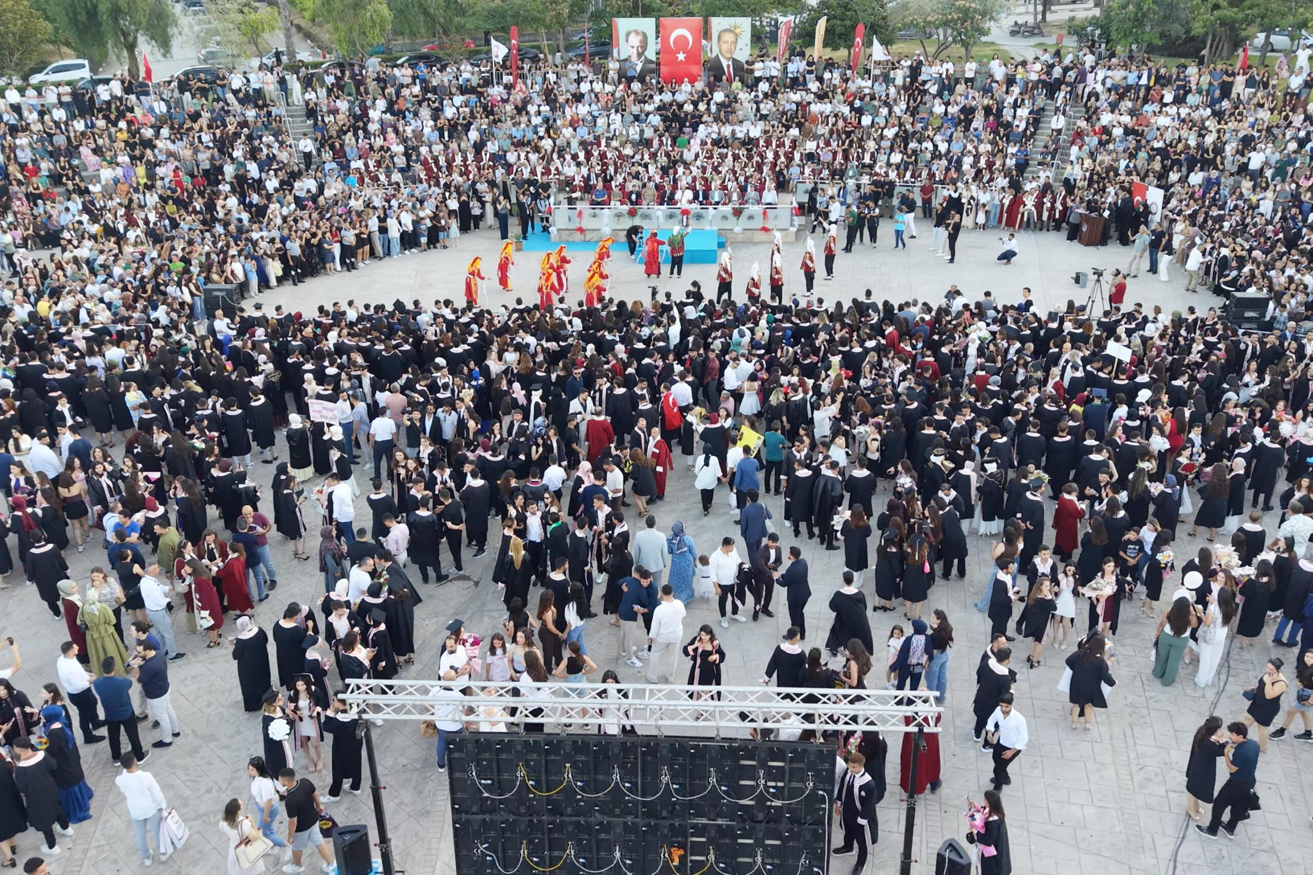 MKÜ’DEN 3 BİN ÖĞRENCİ MEZUN OLDU Hatay Mustafa Kemal Üniversitesi’nde 3 bin öğrencinin mezun olduğu mezuniyet