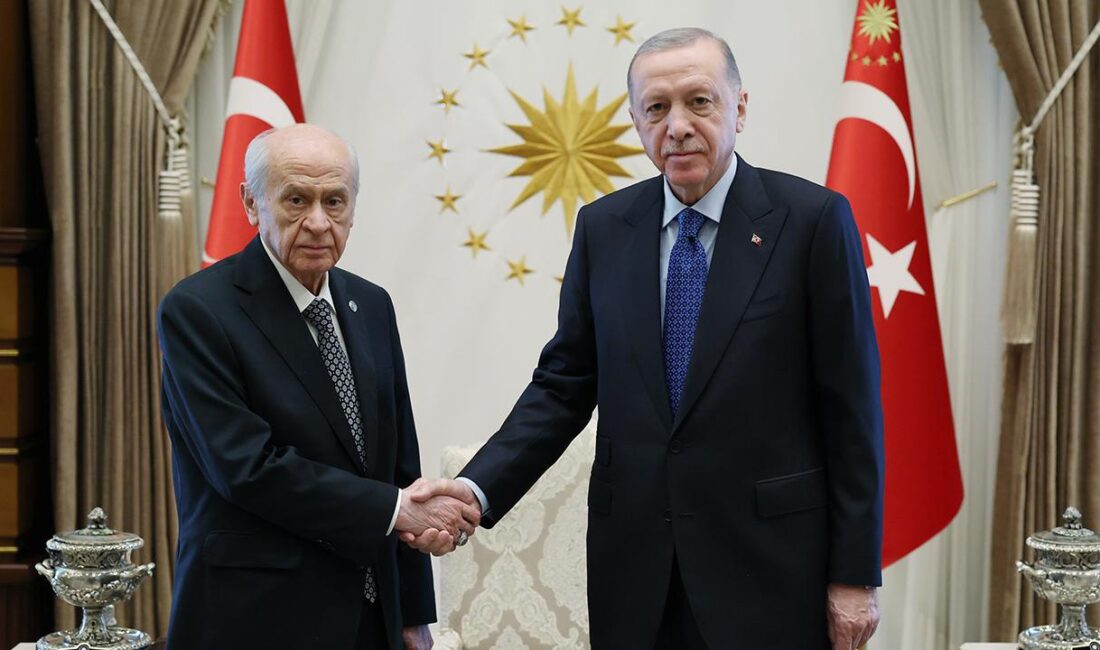 BAHÇELİ: CUMHURBAŞKANIMIZ GÖREVDE, BİZ DE ARKASINDAYIZ MHP Genel Başkanı Devlet Bahçeli, seçimin zamanında yapılmasından yana olduğunu