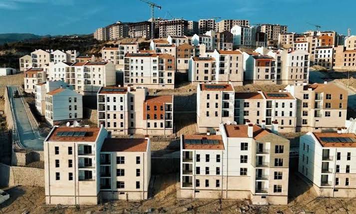 Hatay’da depremzedeler için inşa edilen kalıcı konutların teslim süreci devam