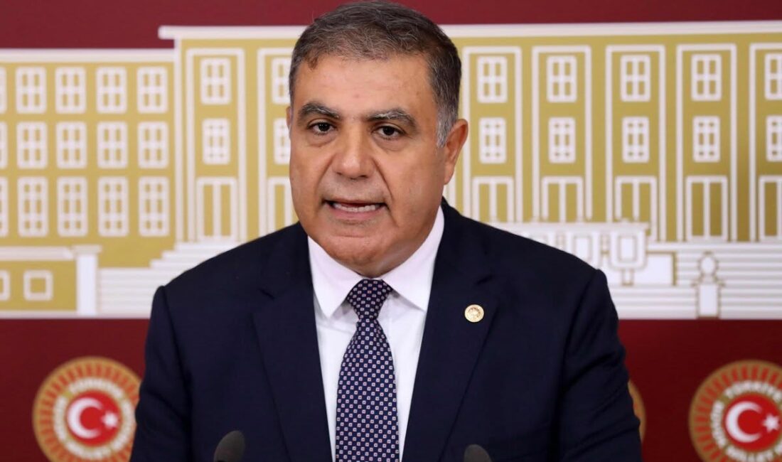 GÜZELMANSUR: KURA SİSTEMİ HAK KAYBI YARATIYOR CHP Hatay Milletvekili Mehmet Güzelmansur, Antakya’da deprem konutları için gerçekleştirilen