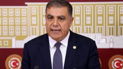 GÜZELMANSUR: KURA SİSTEMİ HAK KAYBI YARATIYOR CHP Hatay Milletvekili Mehmet Güzelmansur, Antakya’da deprem konutları için gerçekleştirilen