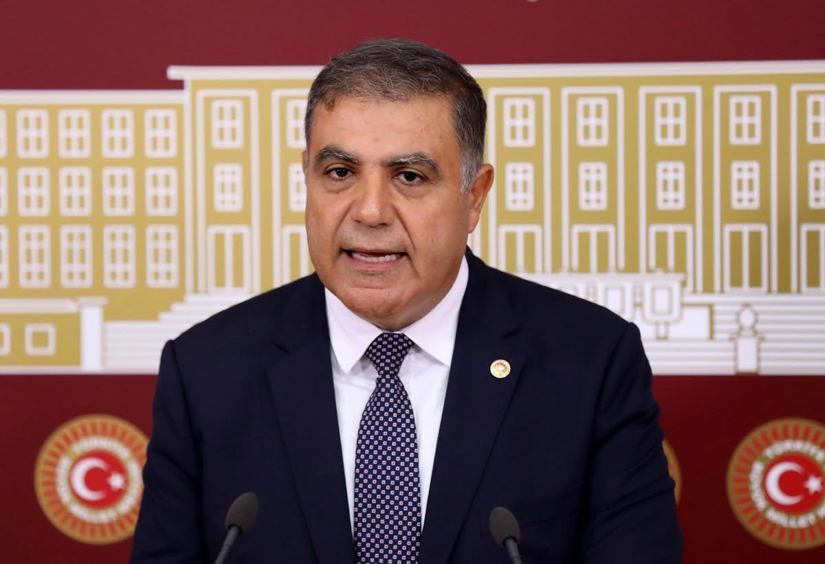 GÜZELMANSUR: KURA SİSTEMİ HAK KAYBI YARATIYOR CHP Hatay Milletvekili Mehmet Güzelmansur, Antakya’da deprem konutları için gerçekleştirilen