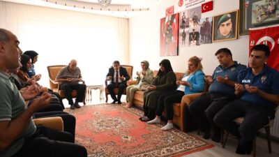 HATAY’DA 15 TEMMUZ ŞEHİTLERİNİN AİLELERİ ZİYARET EDİLDİ Hatay İl Emniyet Müdürü Rüştü Yılmaz, Hatay Polis Eşleri Dernek