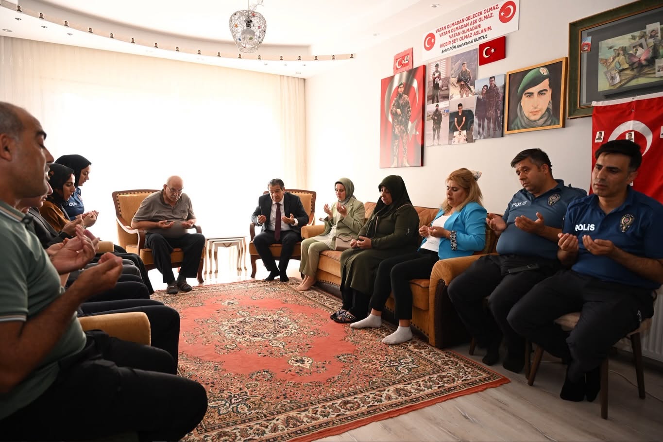HATAY’DA 15 TEMMUZ ŞEHİTLERİNİN AİLELERİ ZİYARET EDİLDİ Hatay İl Emniyet Müdürü Rüştü Yılmaz, Hatay Polis Eşleri Dernek